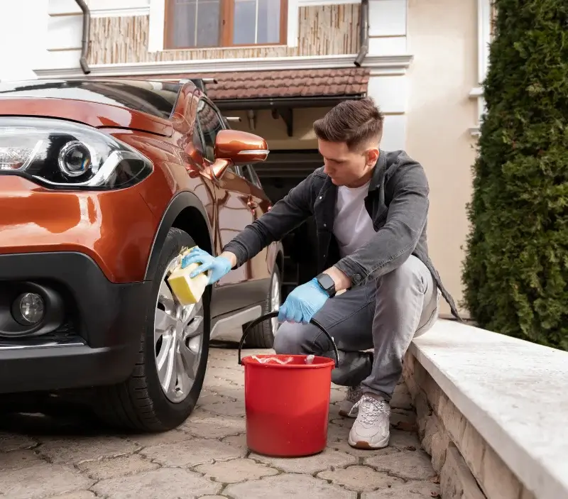 Lavage auto à domicile Massangis : professionnel intervenant sur un véhicule